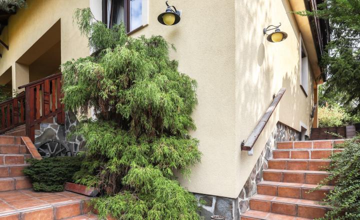 Priestranný 5i rodinný dom na konci slepej ulice + dielňa + vinná pivnica + fitness miestnosť + terasa, pozemok 745 m2 - fotografia 36