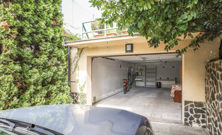 Priestranný 5i rodinný dom na konci slepej ulice + dielňa + vinná pivnica + fitness miestnosť + terasa, pozemok 745 m2 - fotografia 35