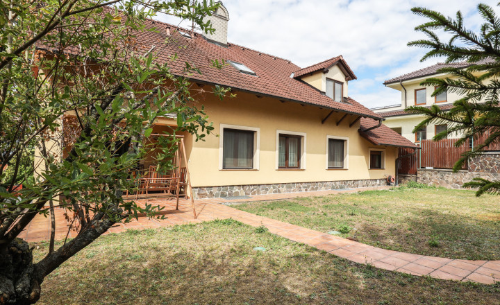 Priestranný 5i rodinný dom na konci slepej ulice + dielňa + vinná pivnica + fitness miestnosť + terasa, pozemok 745 m2 - fotografia 39