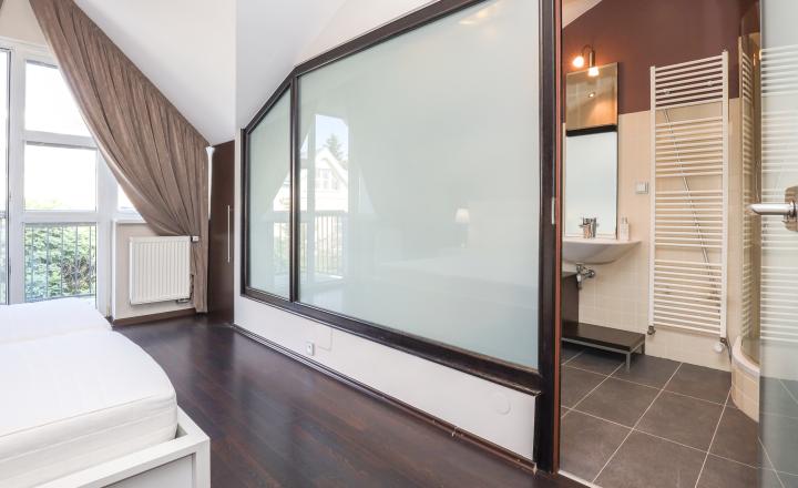 EXKLUZÍVNE Príjemný 5i RD v uzatvorenom a tichom súkromnom areáli na Kolibe, BA III. Trinásta ul., ÚP 282 m2 - fotografia 15