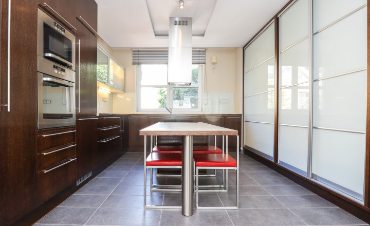 EXKLUZÍVNE Príjemný 5i RD v uzatvorenom a tichom súkromnom areáli na Kolibe, BA III. Trinásta ul., ÚP 282 m2 - fotografia 9