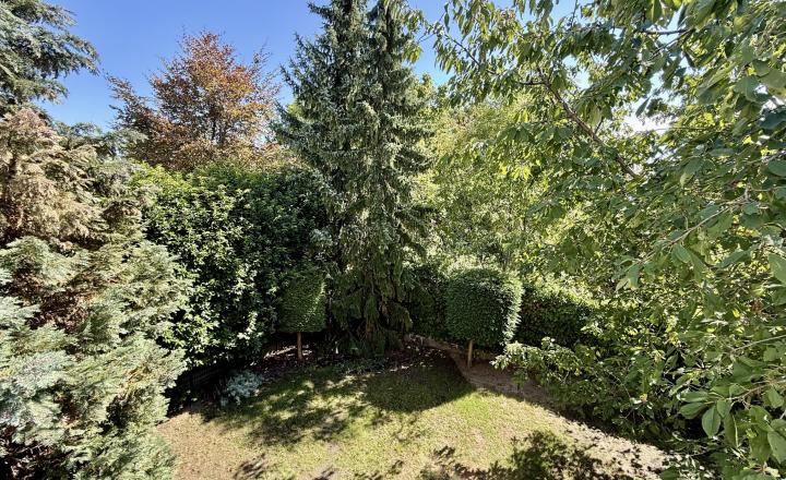 EXKLUZÍVNE Príjemný 5i RD v uzatvorenom a tichom súkromnom areáli na Kolibe, BA III. Trinásta ul., ÚP 282 m2 - fotografia 35