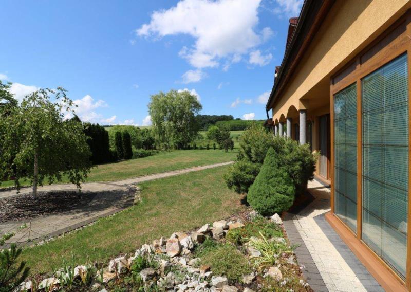 Exkluzívne - veľké 9i rodinné sídlo s rozľahlým pozemkom v obci Santovka, pozemok 2421 m2