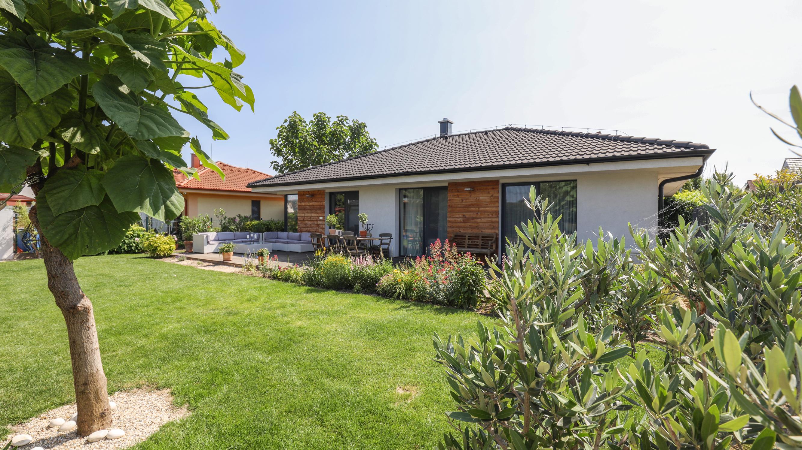 Exkluzívne - 4i zariadený rodinný dom- BUNGALOV, terasa a upravená záhrada, Veľký Biel, 500 m2