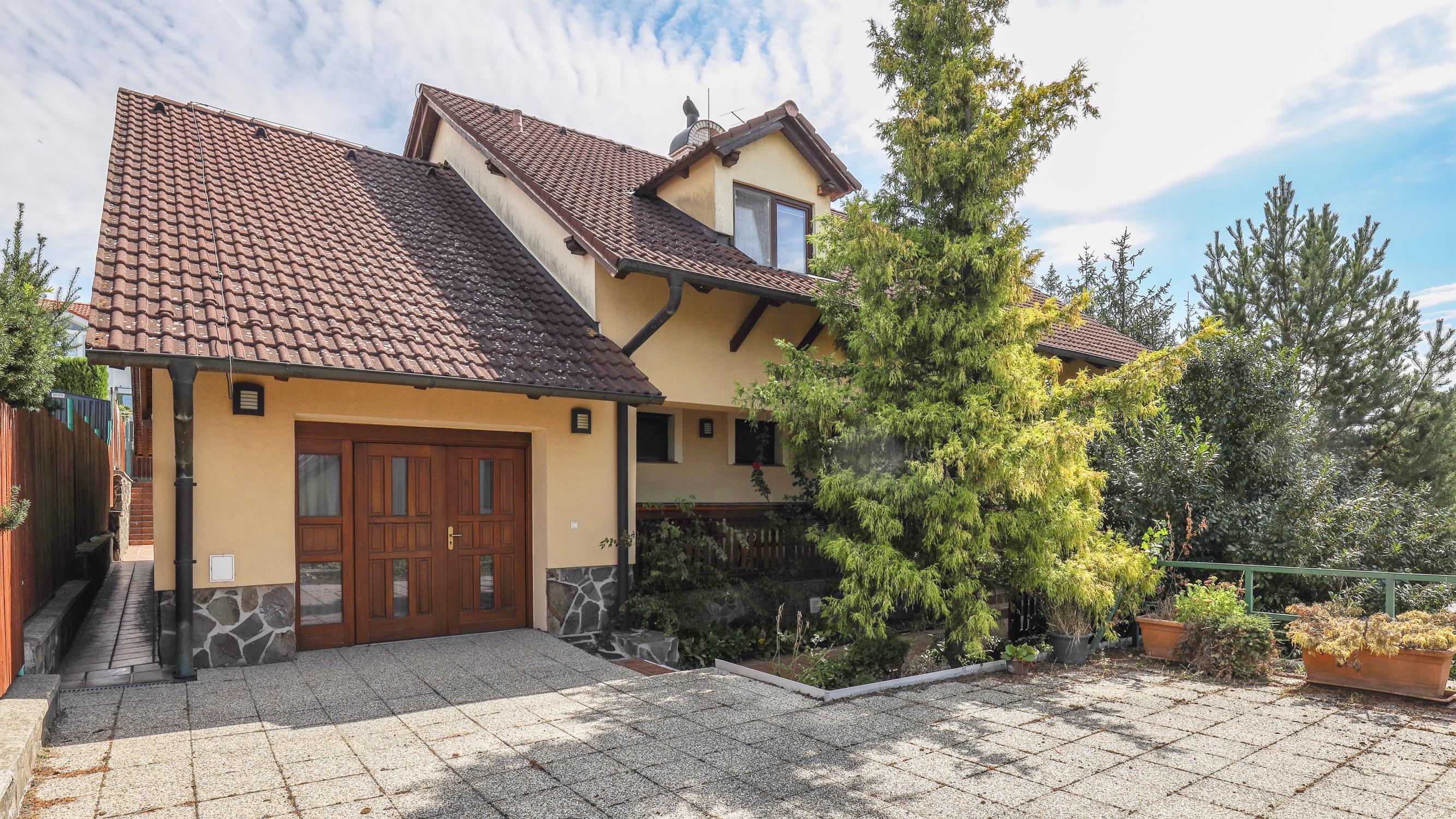 Priestranný 5i rodinný dom na konci slepej ulice + dielňa + vinná pivnica + fitness miestnosť + terasa, pozemok 745 m2