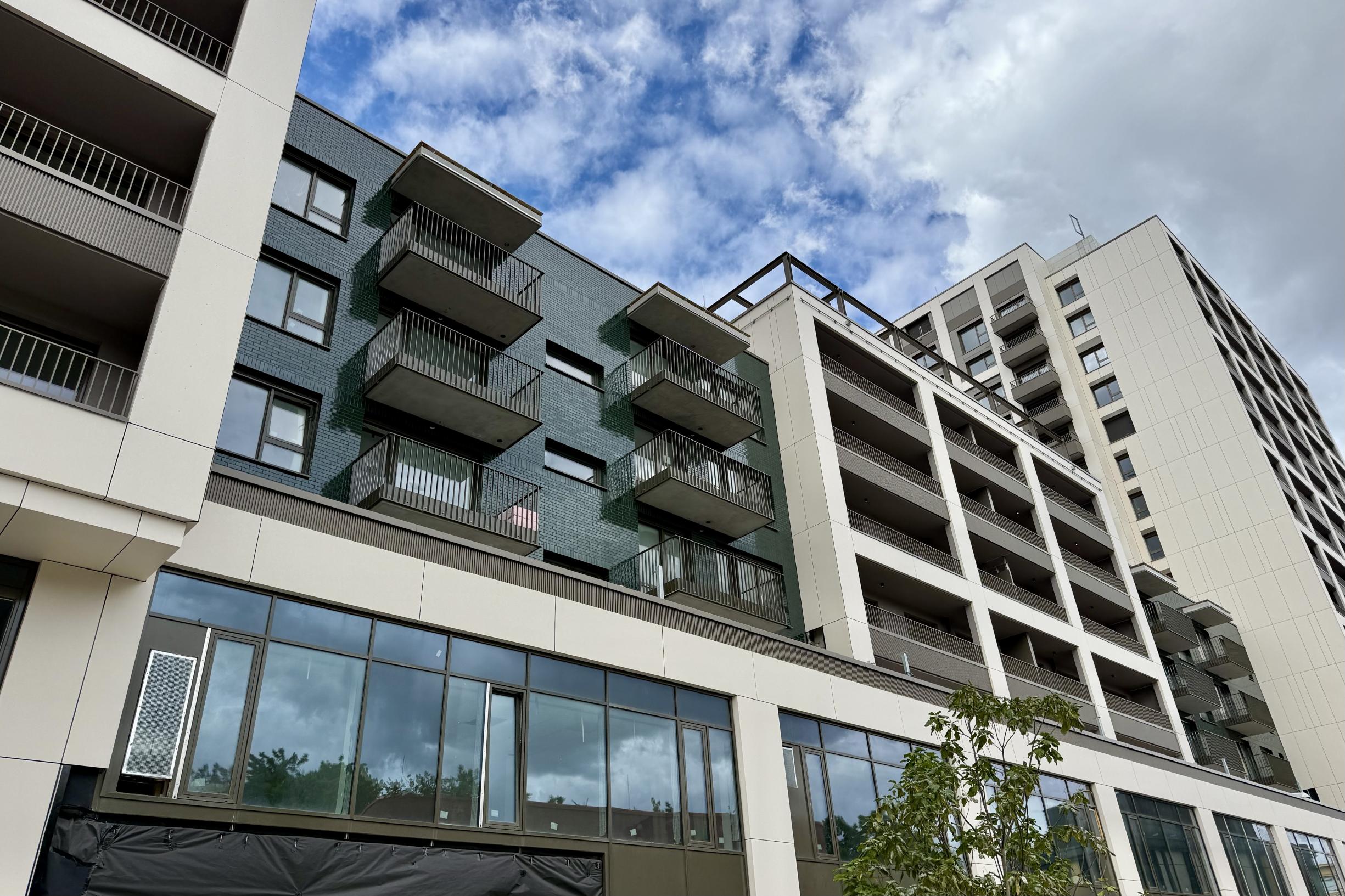 DOWNTOWN YARDS, tichý 2i byt s exteriérom, orientovaný do VNÚTROBLOKU v nízko podlažnom objekte D, NOVOSTAVBA,  58,91 m2