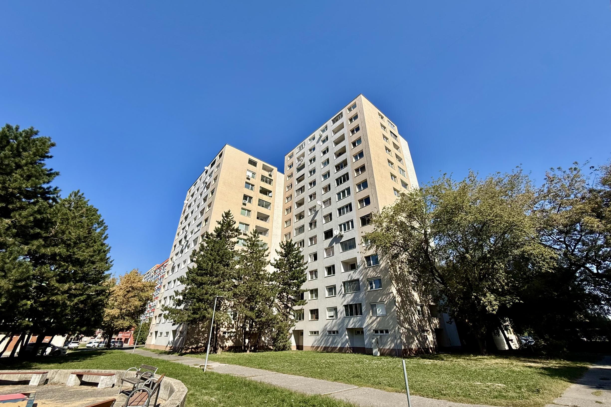 Perspektívny 3 izbový byt, TOP lokalita na začiatku Petržalky , Mamateyova ul., 74,12 m2